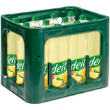 Eine grüne Kiste mit zwölf 1-Liter-Flaschen Deit Limonade Zitrone PET (Mehrweg), einer zuckerfreien Zitronenlimonade von Deit, jeweils mit grünem Verschluss und gelbem Etikett.