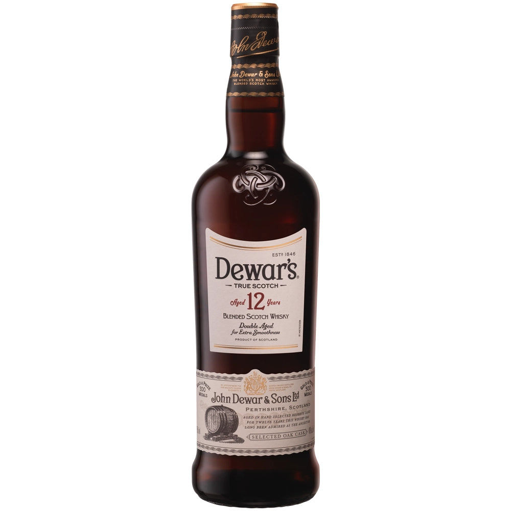 Eine 0,7-Liter-Flasche „Dewar’s 12 Jahre Blended Scotch Whisky“ (40 %), präsentiert von Dewar’s, besticht durch ein dunkles Etikett mit goldenen Akzenten, das die reiche Tradition und Handwerkskunst der schottischen Highlands widerspiegelt.