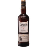 Eine 0,7-Liter-Flasche „Dewar’s 12 Jahre Blended Scotch Whisky“ (40 %), präsentiert von Dewar’s, besticht durch ein dunkles Etikett mit goldenen Akzenten, das die reiche Tradition und Handwerkskunst der schottischen Highlands widerspiegelt.