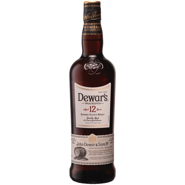 Eine 0,7-Liter-Flasche „Dewar’s 12 Jahre Blended Scotch Whisky“ (40 %), präsentiert von Dewar’s, besticht durch ein dunkles Etikett mit goldenen Akzenten, das die reiche Tradition und Handwerkskunst der schottischen Highlands widerspiegelt.