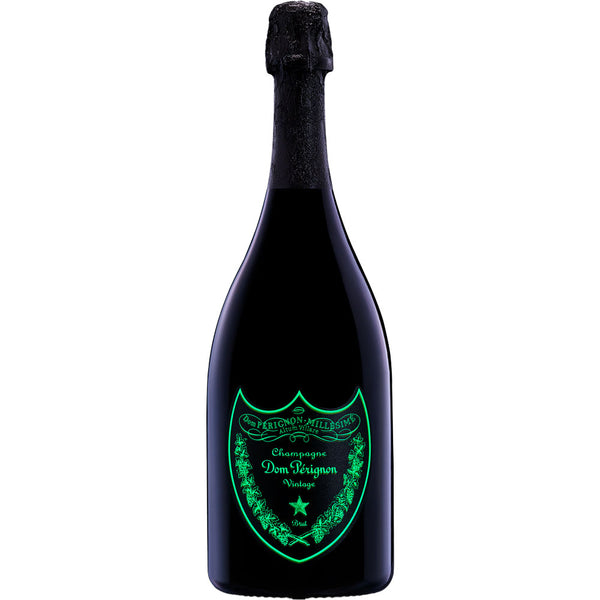 Eine dunkle Champagnerflasche Dom Pérignon Vintage Luminous Label 0,75 Liter mit einem leuchtend grünen Etikett hebt sich vor einem weißen Hintergrund ab.