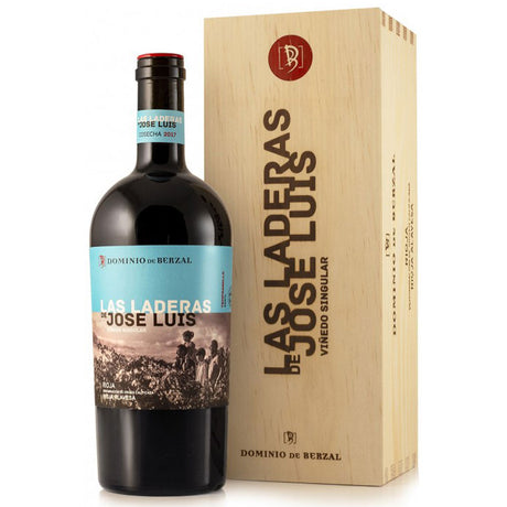 Eine Flasche des Weins Dominio De Berzal Las Laderas De Jose Luis DOCa Rioja 2020 steht neben der dazugehörigen Holzkiste, beide mit dem Branding von Dominio De Berzal versehen.