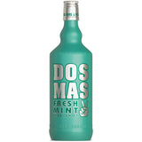 Eine blaugrüne DOS MAS-Flasche mit der Aufschrift "Kiss Shot Fresh Mint 15% 0,7 Liter" ist mit einem fetten weißen Text und einem Friedenszeichen versehen.