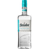 Eine 0,7-Liter-Flasche El Jimador Blanco Tequila 38% aus Jalisco, hergestellt aus 100% blauer Weber-Agave, zeichnet sich durch ein klares Design mit türkisfarbenem Deckel und Etikett aus.