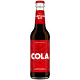 Die 0,33-Liter-Glasflasche Elephant Bay Cola (MEHRWEG) mit rotem Etikett und weißem "COLA"-Schriftzug bietet tropische Erfrischung aus natürlichen Zutaten. Erhältlich als Elephant Bay Cola 20x 0,33 Liter.