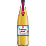 Eine 0,75-L-Glasflasche Ensinger Sport Maracuja N2, eine kalorienarme Fruchtschorle von Ensinger, mit blau-weißem Etikett und rotem Verschluss.