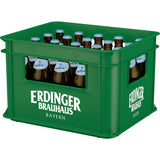 Eine grüne Kiste mit Erdinger Weißbier Brauhaus Helles Alkoholfrei (20x0,5L Mehrweg) Flaschen, alle mit blau-weißen Verschlüssen, die bayerische Braukunst unterstreichen.