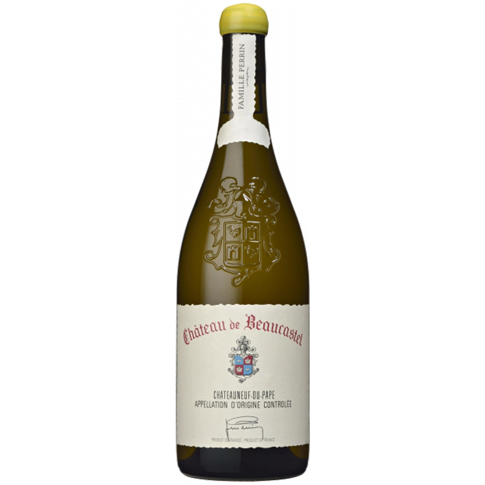 Eine Flasche Weißwein „Famille Perrin Château de Beaucastel Châteauneuf-du-Pape Blanc AOC 2022“ mit cremefarbenem Etikett und geprägtem Wappen auf dem Glas.