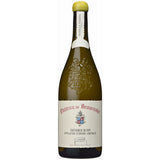 Eine Flasche Weißwein „Famille Perrin Château de Beaucastel Châteauneuf-du-Pape Blanc AOC 2022“ mit cremefarbenem Etikett und geprägtem Wappen auf dem Glas.