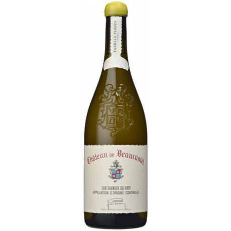 Eine Flasche Weißwein „Famille Perrin Château de Beaucastel Châteauneuf-du-Pape Blanc AOC 2022“ mit cremefarbenem Etikett und geprägtem Wappen auf dem Glas.