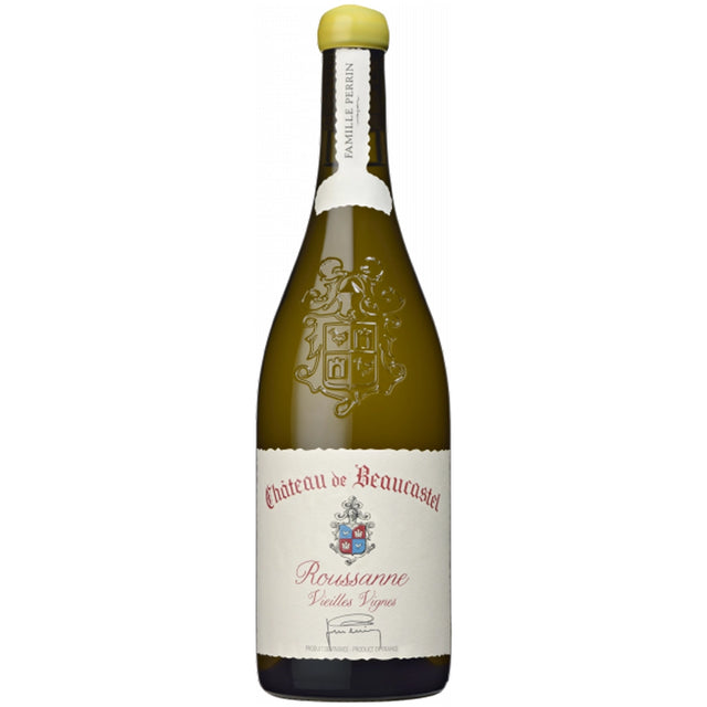 Eine Flasche Famille Perrin Château de Beaucastel Châteauneuf-du-Pape Roussanne Vieilles Vignes 2023 Weißwein mit cremefarbenem Etikett und gelbem Verschluss.