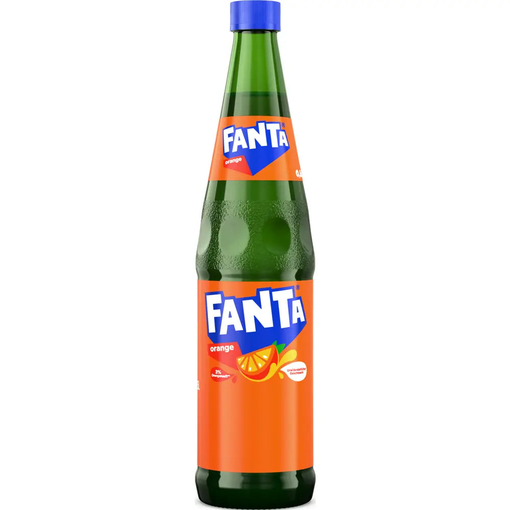 Eine grüne Glasflasche Fanta Orange 20x 0,5 Liter (MEHRWEG) mit orangem Etikett und blauem Verschluss, von der Marke Fanta-ideal als erfrischendes Erfrischungsgetränk.