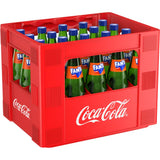 Roter Coca-Cola-Kasten gefüllt mit grünen Glasflaschen Fanta Orange 20x 0,5 Liter (MEHRWEG) von Fanta, aus einem Winkel gesehen.