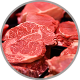 Rohes, rotes Fleisch in Nahaufnahme zur Visualisierung der fleischigen Noten in reifen und komplexen Rotweinen