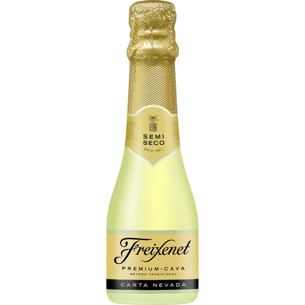 Eine 0,2-Liter-Miniflasche Freixenet Carta Nevada Semi Seco Halbtrocken, ein spanischer Premium-Schaumwein, mit goldenem Etikett und folienumwickeltem Verschluss.