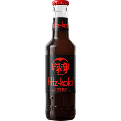 Eine 0,2L fritz-kola Super Zero MEHRWEG Glasflasche-schwarzes Etikett, roter Verschluss, zwei Gesichter Logo-ideal für alle, die zuckerfreie Cola mit viel Koffein wollen. Erhältlich in einem 24er-Pack.