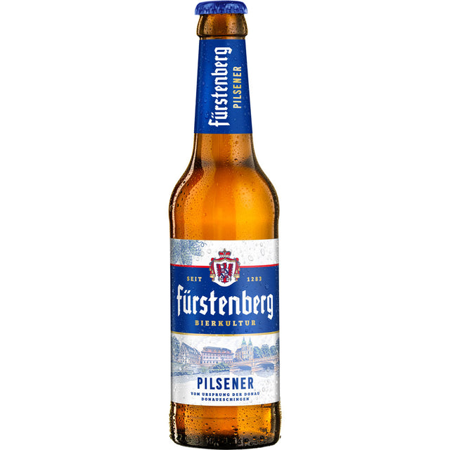Eine Braunglasflasche Fürstenberg Pilsener 0,33 l aus dem 20er-Pack (MEHRWEG) trägt ein blau-weißes Etikett mit Kondenswasser, das an die jahrhundertealte Brautradition erinnert.