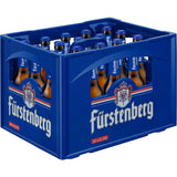 Blauer Kasten mit 20x 0,33L Fürstenberg Pilsener (MEHRWEG) Flaschen mit dem Fürstenberg Logo und Branding - ein wahres Spiegelbild der Brautradition und der klassischen Pilsener Exzellenz.