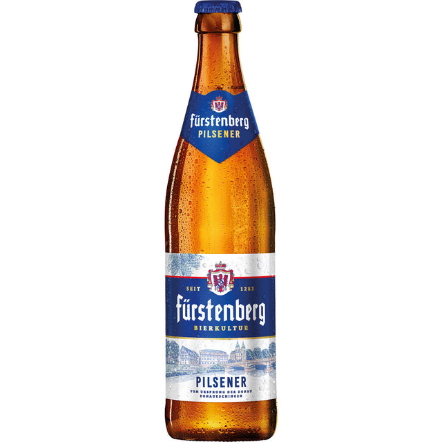 Eine 0,5-Liter-Braunglasflasche Fürstenberg Pilsener (Fürstenberg), aus einem 20er-Pack Mehrweg, mit blau-weißem Etikett und Verschluss.