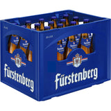 Blauer Kasten mit 20x 0,5L Flaschen Fürstenberg Pilsener (MEHRWEG), mit weißem Fürstenberg-Logo und Wappen - genießen Sie Premium-Schwarzwaldbier-Tradition in jedem Schluck.