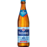 Eine 0,5-Liter-Flasche Fürstenberg Pilsener 0,0% Alkoholfrei (MEHRWEG) mit blauem und rotem Etikett und sichtbarem Kondenswasser unterstreicht seinen alkoholfreien Charakter. Verkauft in einer 20er-Packung unter der Marke Fürstenberg.