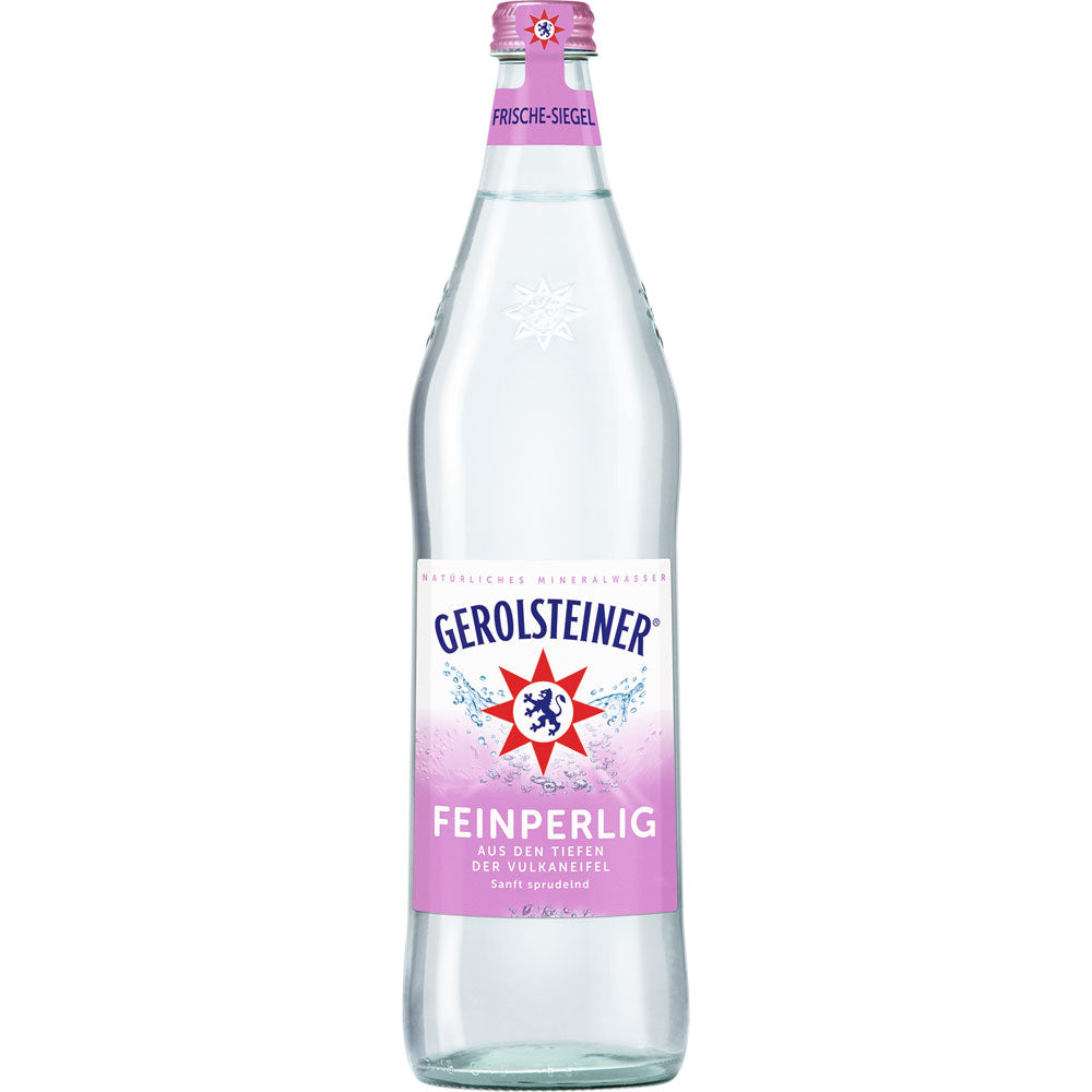 Eine 0,75-Liter-Glasflasche Gerolsteiner Feinperlig Mineralwasser (MEHRWEG) der Marke Gerolsteiner mit natürlicher Kohlensäure und einem rosa-blauen Etikett.