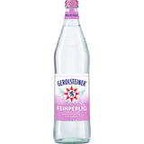 Eine 0,75-Liter-Glasflasche Gerolsteiner Feinperlig Mineralwasser (MEHRWEG) der Marke Gerolsteiner mit natürlicher Kohlensäure und einem rosa-blauen Etikett.