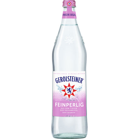 Eine 0,75-Liter-Glasflasche Gerolsteiner Feinperlig Mineralwasser (MEHRWEG) der Marke Gerolsteiner mit natürlicher Kohlensäure und einem rosa-blauen Etikett.