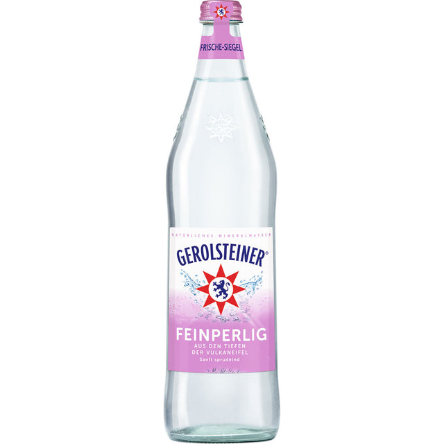Eine 0,75-Liter-Glasflasche Gerolsteiner Feinperlig Mineralwasser (MEHRWEG) der Marke Gerolsteiner mit natürlicher Kohlensäure und einem rosa-blauen Etikett.