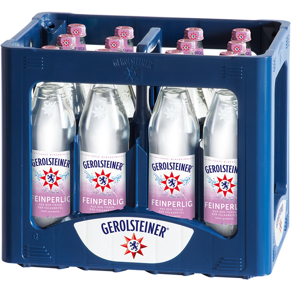 Eine blaue Kiste enthält zwölf 0,75-Liter-Flaschen Gerolsteiner Feinperlig (Mehrweg), die mit natürlichem Kohlensäure-Mineralwasser gefüllt sind.