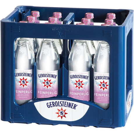 Eine blaue Kiste enthält zwölf 0,75-Liter-Flaschen Gerolsteiner Feinperlig (Mehrweg), die mit natürlichem Kohlensäure-Mineralwasser gefüllt sind.