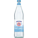 Eine klare Glasflasche Gerolsteiner Naturell 0,75 Liter Mineralwasser (Mehrweg) mit blau-weißem Etikett.