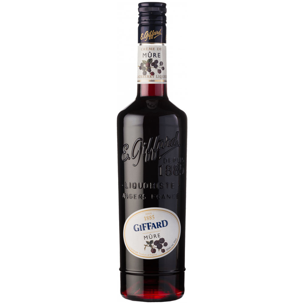 Eine 0,7-Liter-Flasche Giffard Crème de Mûre Brombeer-Likör (16%) von Giffard, mit einem schlichten schwarzen Etikett und eleganten goldenen Akzenten.