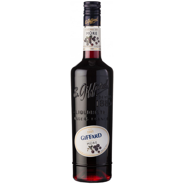 Eine 0,7-Liter-Flasche Giffard Crème de Mûre Brombeer-Likör (16%) von Giffard, mit einem schlichten schwarzen Etikett und eleganten goldenen Akzenten.