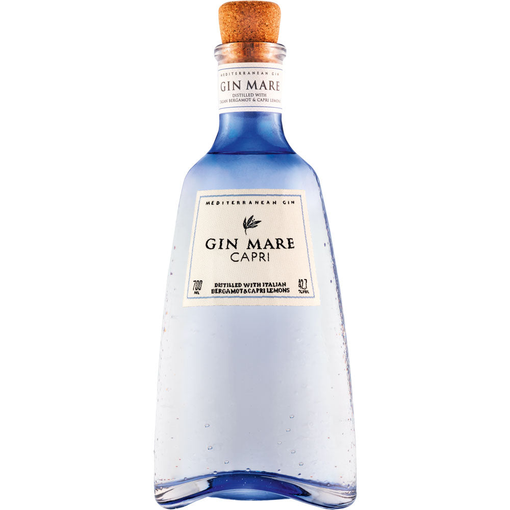Eine blaue Flasche Gin Mare Capri 42,7% 0,7 Liter von Gin Mare mit Korkverschluss und weißem Etikett wird vor einem weißen Hintergrund dargestellt.