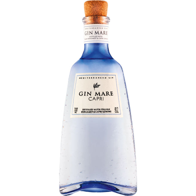 Eine blaue Flasche Gin Mare Capri 42,7% 0,7 Liter von Gin Mare mit Korkverschluss und weißem Etikett wird vor einem weißen Hintergrund dargestellt.