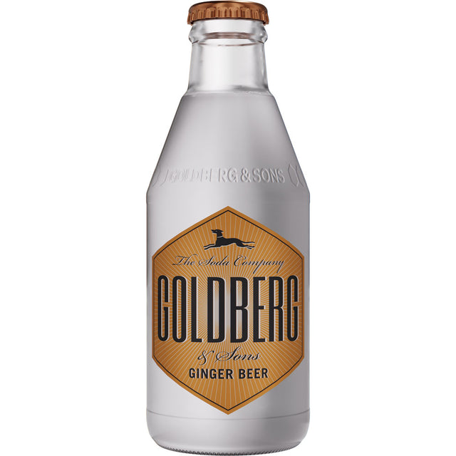Eine klare Flasche GOLDBERG & SONS Goldberg Ginger Beer 24x0,2l (MEHRWEG), ein veganes Erfrischungsgetränk mit ausgeprägter Ingwerschärfe, ziert ein gold-schwarzes Etikett auf Weiß.