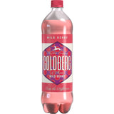 Eine 1L Flasche GOLDBERG & SONS Wild Berry PET Soda aus dem 12er Pack, mit rosa Etikett und rotem Verschluss, bietet eine erfrischende Beerenmischung.