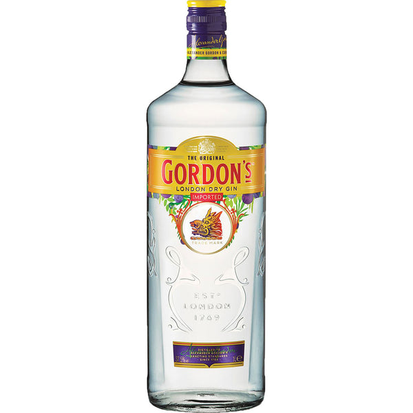 Eine 1-Liter-Flasche Gordon's Dry Gin 37,5 % von Gordon's Gin mit klassischen Wacholder-Noten und einem gelb-violetten Etikett wird vor einem weißen Hintergrund präsentiert.