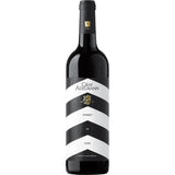 Eine Flasche Graf Adelmann Herbst im Park Rotwein Cuvée 2018 aus Württemberg, mit einem schwarz-weiß gestreiften Etikett.