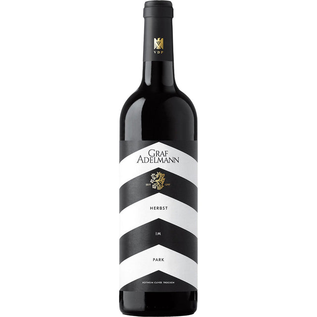 Eine Flasche Graf Adelmann Herbst im Park Rotwein Cuvée 2018 aus Württemberg, mit einem schwarz-weiß gestreiften Etikett.