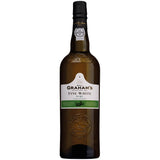 Graham's Fine White Port 19% 0,75 Liter von Perola, ein klassischer Aperitif aus dem Douro-Tal, ist mit einem weiß-grünen Etikett auf einem schlichten weißen Hintergrund versehen.