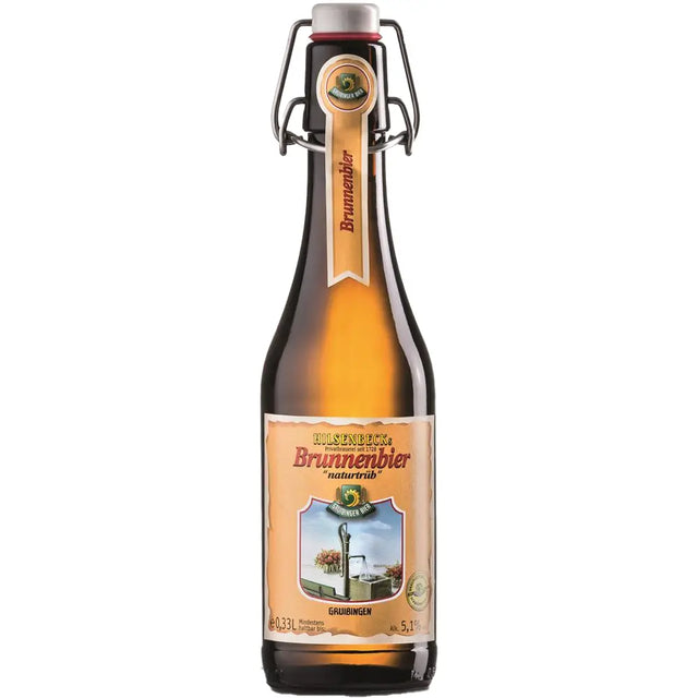 Eine Flasche Gruibinger Brunnenbier, ein naturtrübes Bier von Gruibinger, wird in 0,33-Liter-Flaschen (20er-Pack MEHRWEG) geliefert und trägt ein Etikett mit einem Brunnen und einer friedlichen Landschaftsszene.