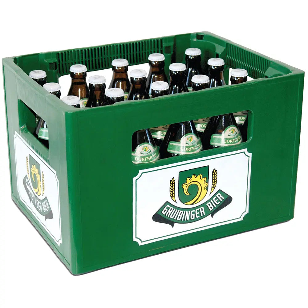 Ein grüner Kasten enthält 20 Braunglasflaschen Gruibinger Dorfbräu (0,5L MEHRWEG), die für die schwäbische Brautradition und den klassischen Exportbiergeschmack der Marke Gruibinger stehen.