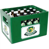 Ein grüner Kasten enthält 20 Braunglasflaschen Gruibinger Dorfbräu (0,5L MEHRWEG), die für die schwäbische Brautradition und den klassischen Exportbiergeschmack der Marke Gruibinger stehen.