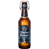 Eine Braunglasflasche von Hacker-Pschorr Naturtrübes Kellerbier Bügel (20x 0,5L MEHRWEG) mit Bügelverschluss und blau-goldenem Etikett der Marke Hacker-Pschorr.