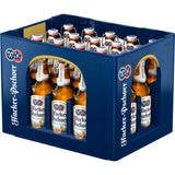 Eine blaue Kiste Hacker-Pschorr Naturtrübes Kellerbier Bügel 20x0,5L (Mehrweg) besteht aus klassischen Bügelflaschen mit naturtrübes Bier Etiketten der Marke Hacker-Pschorr.