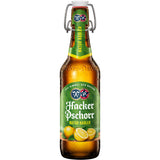 Eine Flasche Hacker-Pschorr Natur Radler Bügel 0,5L (MEHRWEG), ein erfrischendes Münchner Bier mit einem grünen Etikett mit Zitronen und Limetten, das den naturtrüben Radler-Stil hervorhebt. Verkauft in 20er-Packungen von Hacker-Pschorr.