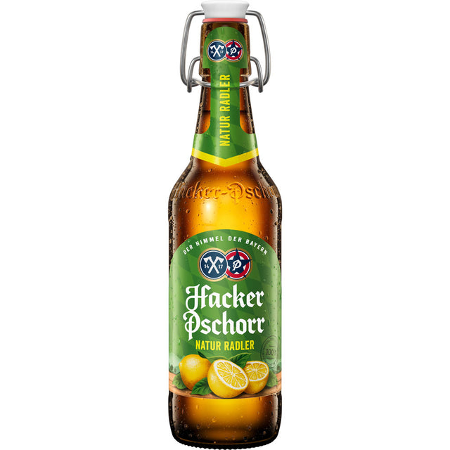 Eine Flasche Hacker-Pschorr Natur Radler Bügel 0,5L (MEHRWEG), ein erfrischendes Münchner Bier mit einem grünen Etikett mit Zitronen und Limetten, das den naturtrüben Radler-Stil hervorhebt. Verkauft in 20er-Packungen von Hacker-Pschorr.
