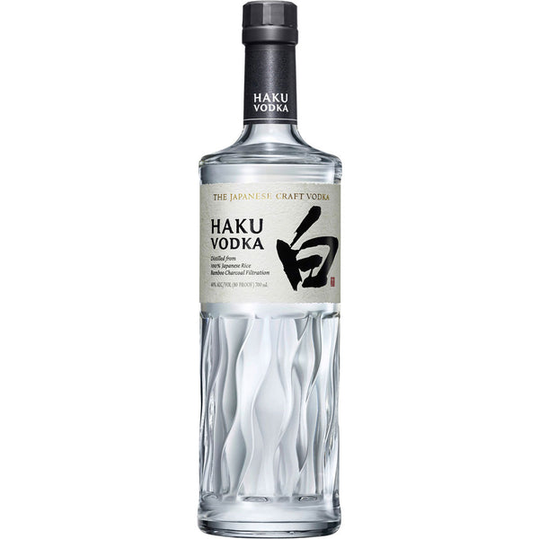 Eine 0,7-Liter-Flasche Haku Japanese Craft Vodka 40% von Haku, hergestellt aus japanischem Reiswodka, wird in einem gewellten, strukturierten Glas mit einem eleganten schwarzen Verschluss geliefert.